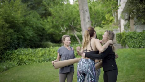 Trainerin-Begrüßt-Yoga-Gruppe-Im-Park